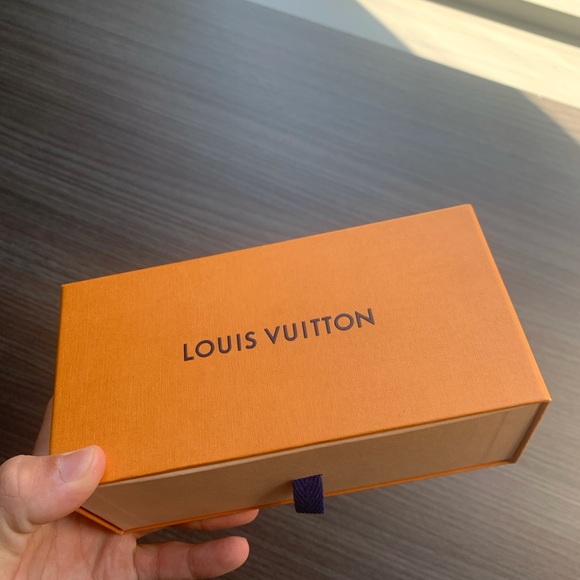 Louis Vuitton Sunglasses (retail 1025!!!) - Picture 7 of 7